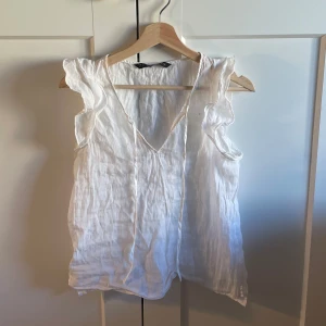 Söt vit blus - Säljer en jättesöt vit blus från Zara Basic. Super söt och perfekt för sommaren