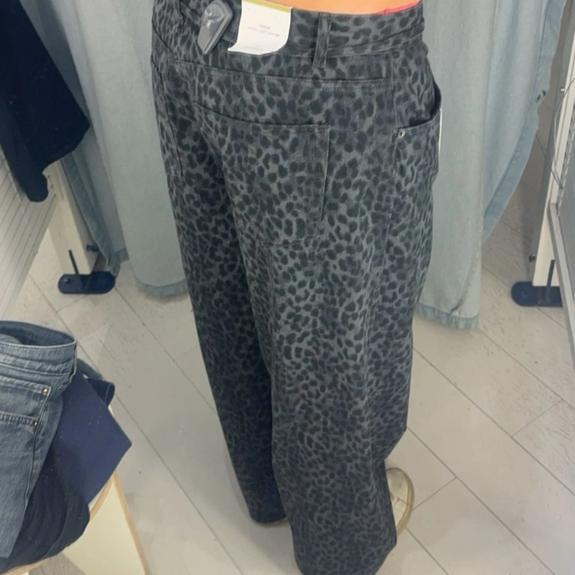 Svarta leopardmönstrade byxor - 2