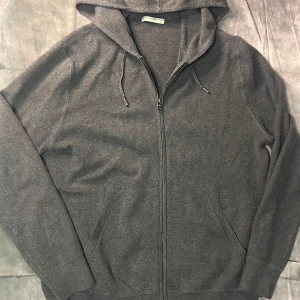 Stickad zip hoodie - Nyskick. Size M TTS. Modell 180 63 kg. Billigare pris vid bundle. Följare får 100 kr rabbat