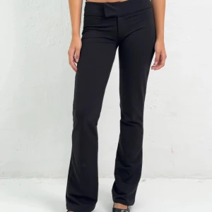 Kostymbyxor nelly  - Svarta lågmidjade kostymbyxor från Nelly. Strl 34💕💕