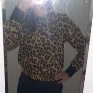 Leopardprint jacka - Jag säljer denna leopard printade tunnjacka från Vero Moda, I storlek Xs. Är kort och sitter tajtare runt midjan. Fick den I present, jackan är I väldigt bra skick då den bara legat I garderoben. Passar perfekt för vår/sommarsäsong. 