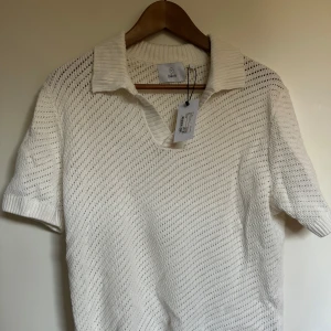 Vit stickad pikétröja ”bläck” - En vit stickad piké jag köpte från märket ”bläck” för 599kr i somras, aldrig använt och prislappen sitter fortfarande kvar 