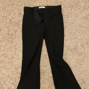 Svarta kostymbyxor från Zara - Snygga svarta kostymbyxor från Zara med  bootcut-stil.  De sitter hyfsat lågmidjat på mig! Köptes för 499 kr! I perfekt skick. 💞 Skriv privat för mer bilder! 