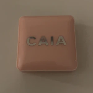 Blush från CAIA - Snygg blush från CAIA i en stilren rosa förpackning med spegel. Perfekt för att ge ansiktet en solkysst look. Den kompakta designen gör den enkel att ta med i väskan. Färg: Raspberry passion