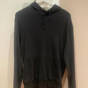 Stickad Hoodie från Ralph Lauren - Svart Stickad Hoodie från Ralph Lauren storlek M. Litet hål i en sömn men kan nog enkelt fixas. Annars bra skick