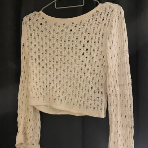 Beige stickad tröja - Säljer en beige stickad tröja med ett luftigt mönster. Aldrig använd endast provad!