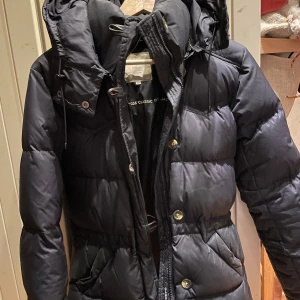 Svart dunjacka från Boomerang - Marinblå äkta Boomerang jacka med dun-fyllning i perfekt skick, använd enstaka gång. Nypris 5999:- Nu :4000:- ( pris kan diskuteras!!)
