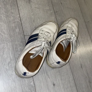 Ralph lauren skor - Ralph lauren skor i storlek 42, perfekta för våren. Skriv vid frågor