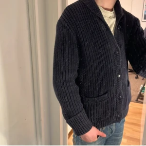 Ralph Lauren Cardigan - Tja säljer nu en riktigt snygg Ralph lauren Rugby Cardigan i storlek M och i färgen Marinblå. Cardiganen är i ett fint skick utan några defekter som hål eller fläckar.  Mitt pris 399kr. Hör av dig vid frågor eller funderingar! Pris ej hugget i sten!
