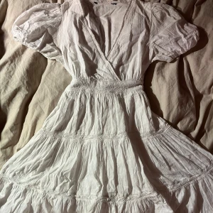 Zara klänning - Jättesöt Zara klänning med broderi detaljer. Gammal model som jag tror ej går att köpa mer. Så söt och helt perfekt till sommaren!💕