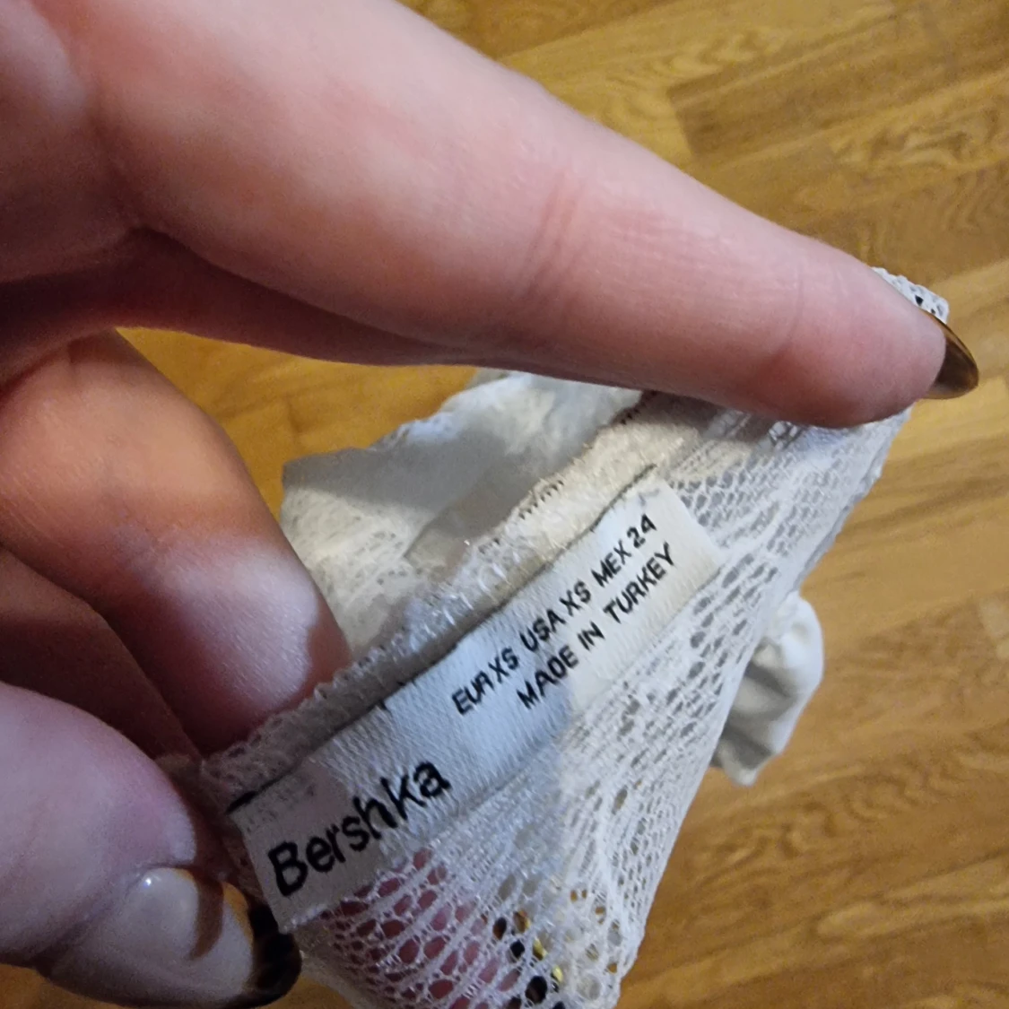 Vit spetslinne med volangdetaljer - 4