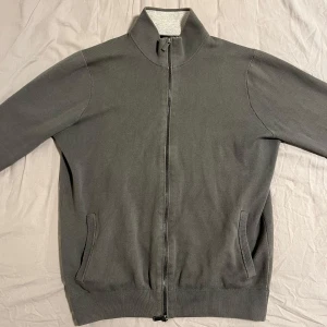 Massimo Dutti Full Zip - Säljer nu min mörkgröna Massimo Dutti kofta då jag växt ur den. Den är storlek M men sitter mer som S. Bra skick och fräsch färg! Hör av dig vid frågor eller funderingar! Mvh