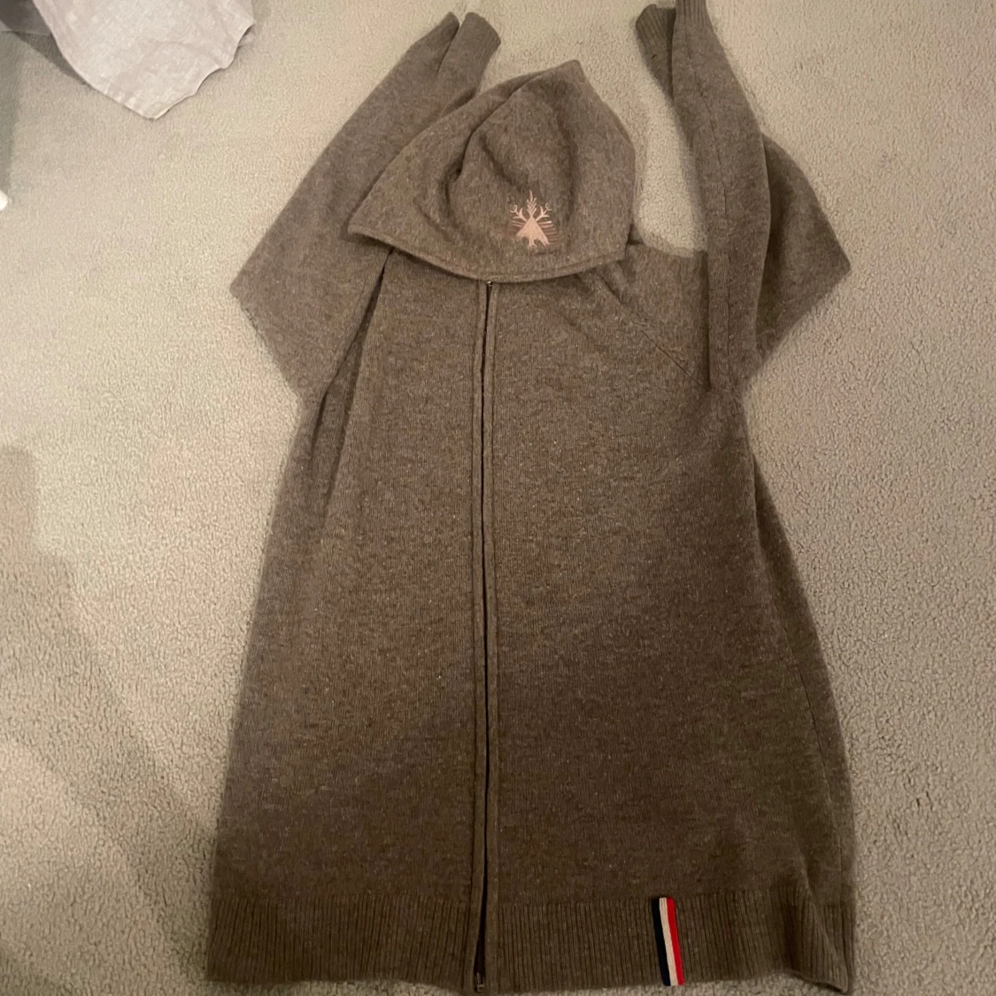 Brun hoodie från valdisere clothing