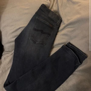 Mörkblå nudie jeans - Feta nudie jeans med storlekarna: W: 31 L:32. Jeansen i sig är i mycket bra skick. 