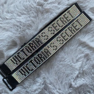 Svart bh från Victoria's Secret - Helt oanvänd glittrigt bh band från Victoria's Secret. Bandet är svart med silverfärgade detaljer och har en justerbar spänne. Denna modell finns inte längre att köpa på Victoria secret hemsidan så passa på! Det är bara att sätta fast den på vilken bh som helst