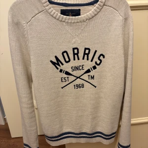 Morris tröja - Säljer en Morris tröja då jag börjat växa ur den. Skicket är i 8/10 finns en liten defekt som visas på sista bilden men de ska inte vara några som helst problem då jag sytt igen de bra lite längre ner vid tröjan.