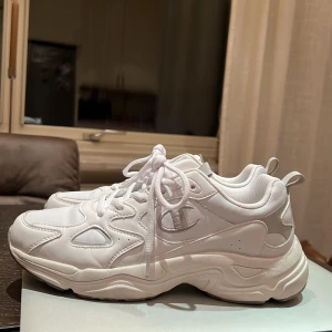 Vita sneakers från Champion - Säljer ett par vita sköna sneakers från Champion. Endast använda 2 gånger inomhus men råkade köpa i en storlek för stor. St 38🤍