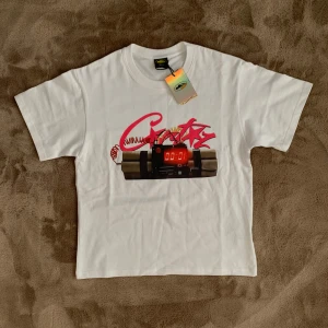 Vit Corteiz T-shirt No Time 4 Luv - Säljer den ikoniska NO TIME 4 LUV Corteiz t-shirten i vit färg, strl S. Tröjan är helt ny och kommer med tags. Vid frågor eller funderingar skicka ett pm, Mvh