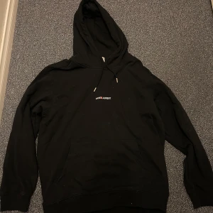 Saint Laurent hoodie - Tja! Säljer denna tvärfeta saint Laurent hoodie i strl L. Hoodien är i utmärkt skick, finns inga skador eller defekter, dessutom försiktigt använd. Hoodien är svart och självklart äkta. Hör av er vid frågor eller funderingar! 