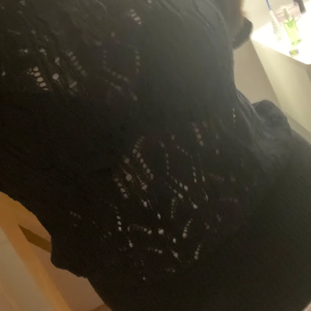 Säljer en elegant svart spetsblus från Lindex. Blusen har ett vackert spetsmönster och korta ärmar, perfekt för en stilren look. Passar utmärkt till både vardag och fest.. Yläosat.