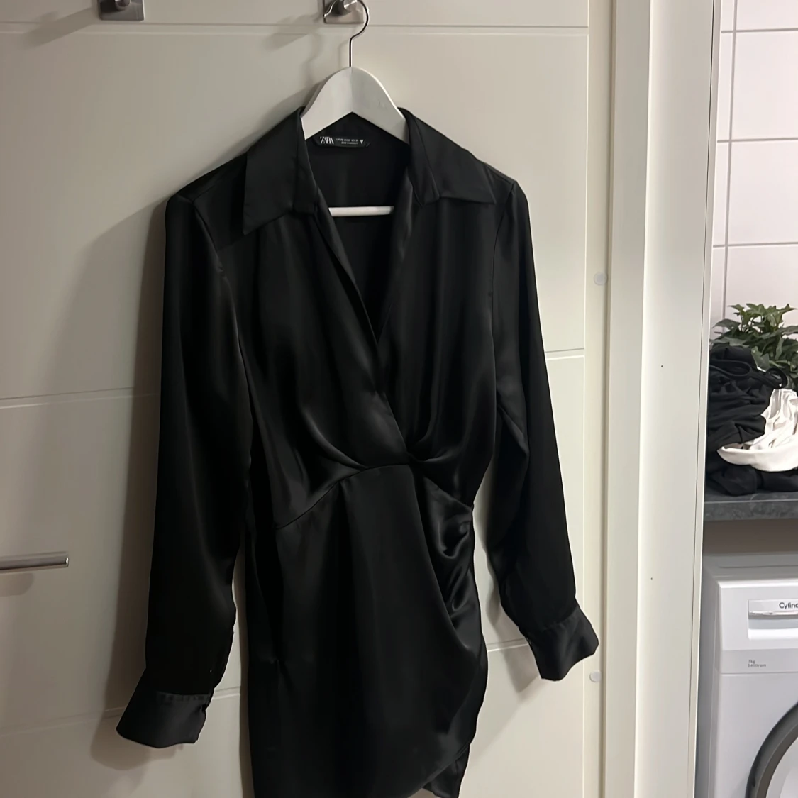 Svart satin klänning - 91