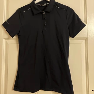 Golftröja  - Super snygg och skön mörkblå golftröja från Abacus!💞Strl S! Helt oanvänd! Prislapp kvar! Nypris 599kr