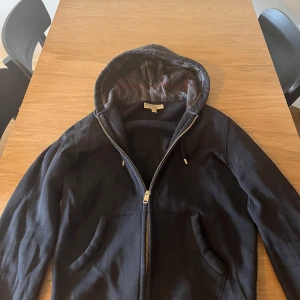 Burberry kofta - [ Burberry kofta [] Skick - 9/10  [] Storlek - S [] Pris - 2200kr ]  Vid frågor eller något du undrar över gå via PM. mvh Z.L