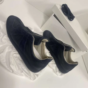 Maison Margiela Gats - Ett par blå Gats använd endast ett fåtal gånger. Storlek 40 men passar även 41-42. Om mer frågor eller bilder är det bara att skriva. Finns en liten slipa lägst bak i högra skon. Äktehrtsbevis finns.
