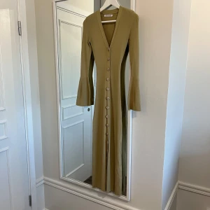 Pistage Milano långklänning Adoore - Milano klänning från Adoore i färgen pistage, använd fåtal gånger. Klänningen är i storlek 34, super stretchig! 