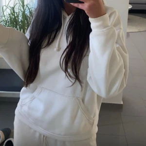 Hoodie/tjocktröja - Säljer em vit hoodie som är super mysig🤍🫶🏽🫶🏽🤍
