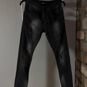 Dsquared2 byxor - Svarta dsquared2 byxor.                                        Storlek: 46