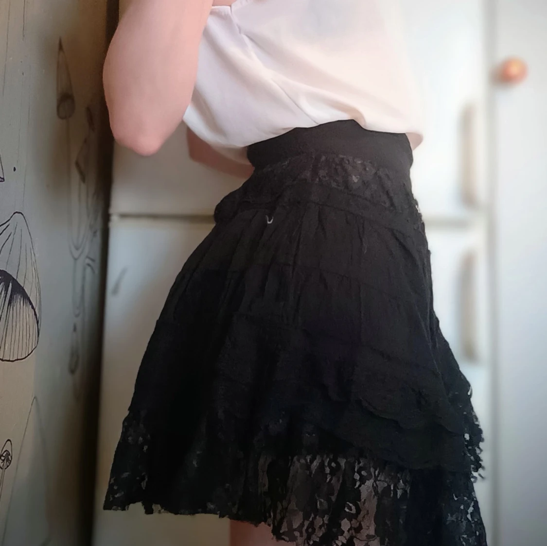 Svart kjol med spetsdetaljer - 4