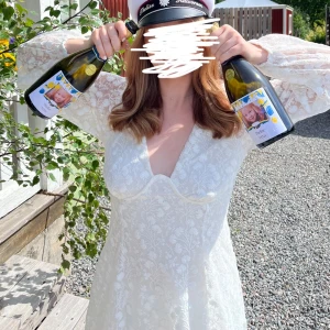 Vit studentklänning  - En jättefin vit, blommig, spets klänning som jag hade på min studentmottagning. Endast använd en gång så klänningen är i mycket bra skick!