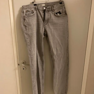 Grå jeans från Perfect Jeans - Snygga low waist straight gråa jeans från Perfect Jeans i storlek 38. De har en klassisk femficksdesign och en knappgylf. Perfekta för en avslappnad stil.