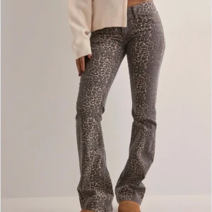 Leopardmönstrade bootcut jeans - Helt nya jeans jag endast har testat. Med lappen på. För liten i storleken för mig. Så därför jag säljer dom. Små i storlekarna. Detta är 36 men sitter som en 34