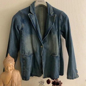 Blå jeansjacka/kavaj - Snygg blå jeansjacka/kavaj med klassisk krage och knappar framtill. Jackan har två framfickor och en insydd passform✨