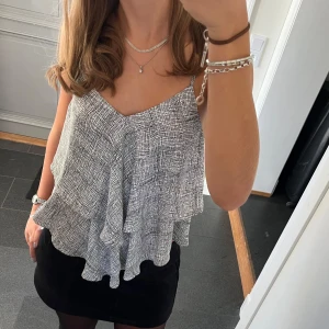 Grå volangtopp - Volangtopp från Mango i storlek S, passar även M. Fint skick. Använd gärna köp nu!