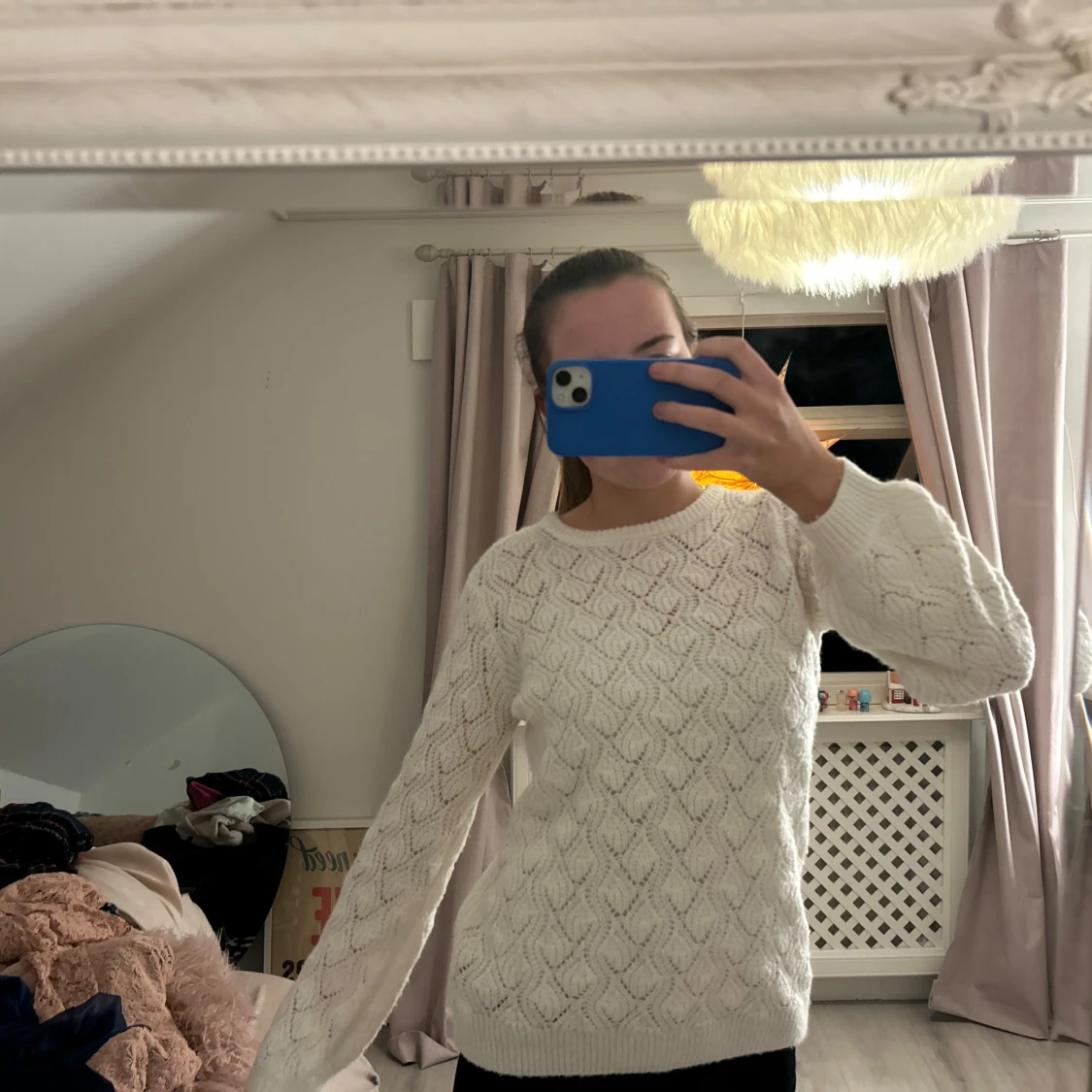 Vit stickad tröja med mönster