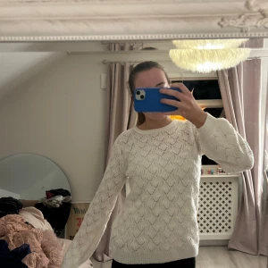 Vit stickad tröja med mönster - Säljer en mysig vit stickad tröja med ett fint mönster. Tröjan har långa ärmar och en rund halsringning. Perfekt för kyliga dagar!