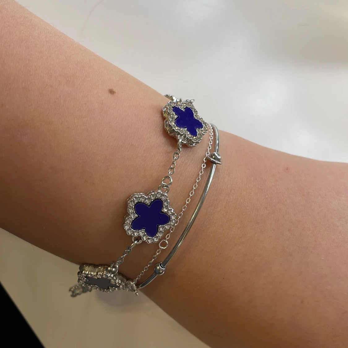 Silverarmband med blå blommor