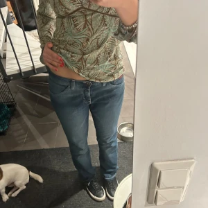 Mönstrad långärmad topp - Säljer ett par leecooper jeans. De är vintage och i jätte bra skick. Lågmidjade och mörk blåa. De är m storlek och jag är 171 cm lång. 