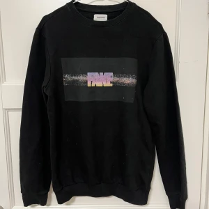 Svart sweatshirt från YOURTURN - Snygg svart sweatshirt från YOURTURN med tryck på framsidan. I gott skick. Storlek M tror jag. 