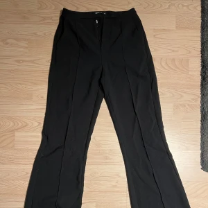 Svarta kostymbyxor - Snygga svarta kostymbyxor mid waist och bootcut/raka ben. Från Gina, har en fejk ficka på baksidan. Storlek Xs och innerben 78cm. Använda fåtal gånger.