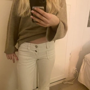 Vita jeans  - Snygga vita jeans med låg midja och bootcut. Passar perfekt till våren/ sommaren. Bra längd på mig som är 170 ungefär. Inga defekter.