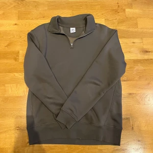 Grå tröja med dragkedja från Zara - Säljer denna bruna sweatshirt från Zara. Ej använd, mycket bra skick. Storlek Medium.