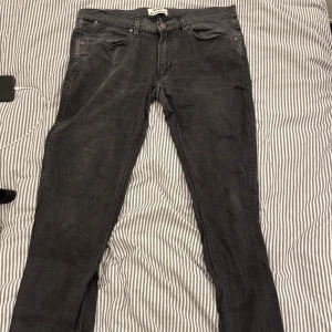 Jeans från Acne Studios - Snygga jeans från Acne Studios i klassisk femficksmodell. De har en knappgylf och bälteshällor, perfekt för en stilren look. Passar både till vardags och mer uppklädda tillfällen.