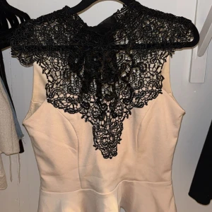 Beige blus från Lipsy London - En blusaktig tröja ifrån Lipsy London i storlek 36. Knytning i nacken. Andvänd 1 gång och är i väldigt bra skick. Säljer då den är för liten💞