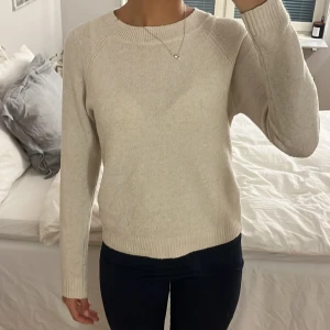 Beige stickad tröja - Stl S