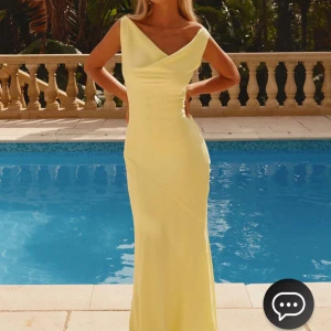 Gul långklänning med öppen rygg - Superfin långklänning i satin, perfekt till bal eller bröllop! Storlek AU 8 vilket motsvarar storlek 36! Denna är endast testad och den satt inte som jag ville, därför säljer jag den💕 Nypris är ca 970kr + frakt och tull, därför jag säljer för 800kr😇