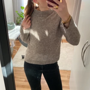 Brun ulltröja från H&M (kontakta mig innan köp) - Mysig brun tröja från H&M i en mjuk ull- och alpackablandning. Perfekt för kyliga dagar med sin varma och bekväma passform. Tröjan har långa ärmar och en klassisk design som passar till det mesta. Ett måste för höst- och vintergarderoben!